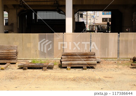 線路脇に積まれた古い枕木 117386644