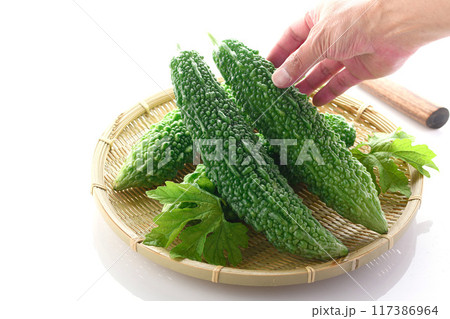 夏野菜 ゴーヤ (にがうり)白背景 夏野菜 ゴーヤ (にがうり)白背景 117386964
