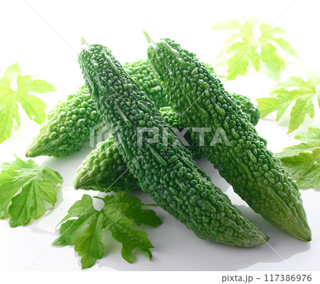 夏野菜 ゴーヤ (にがうり)白背景 夏野菜 ゴーヤ (にがうり)白背景 117386976