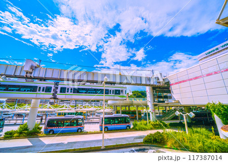 日本の鎌倉都市景観　湘南モノレール江の島線大船駅や大船観音などを望む(色あせうすくなった駅名文字） 117387014