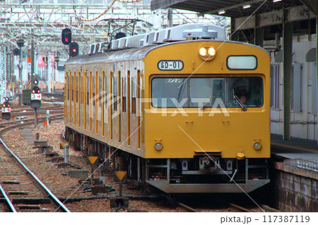 広島駅に到着する呉線103系電車（快速安芸路ライナー：広島→三原） 117387119