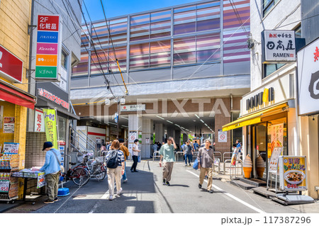 神奈川県川崎市の都市風景　新丸子駅 117387296