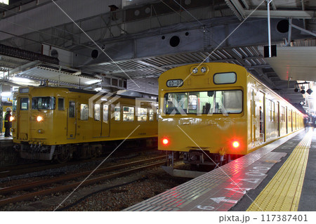 広島駅に停車中の山陽本線115系電車・呉線103系電車 広島駅に停車中の山陽本線115系電車・呉線103系電車 117387401