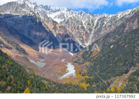 秋　上高地　穂高連峰　岳沢カール 117387992