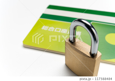 預金通帳と南京錠 117388484