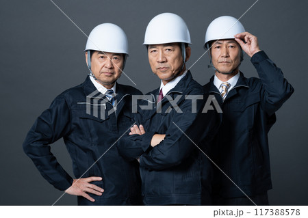 ミドルシニアの作業員 117388578