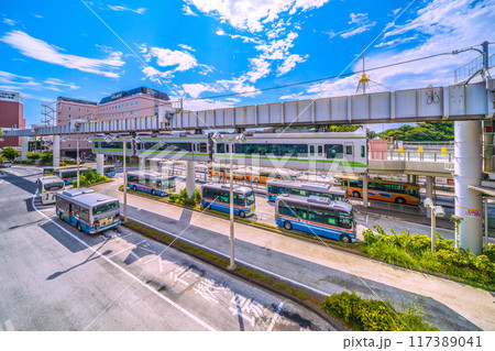 日本の鎌倉都市景観　湘南モノレール江の島線大船駅（画面右側）に入るモノレールなどを望む 117389041