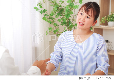 激しく言い争いをする男女 117389609