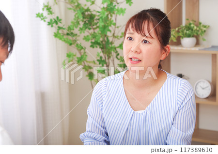 激しく言い争いをする男女 117389610