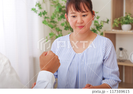 激しく言い争いをする男女 117389615