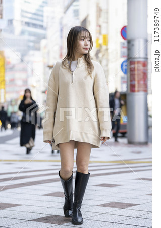 街を歩く20代の女性 街を歩く20代の女性 117389749