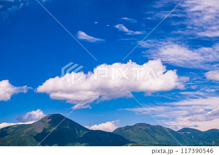夏の白い雲と蓼科山 117390546