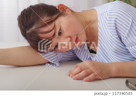 悩んでいるミドル女性のポートレート 117390585