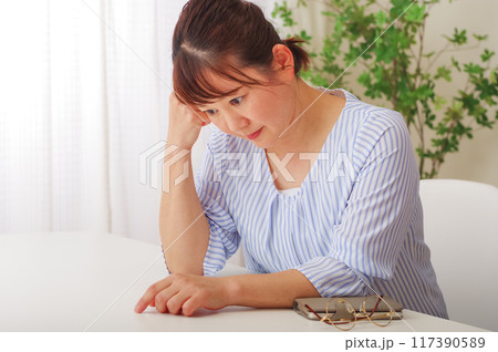 悩んでいるミドル女性のポートレート 悩んでいるミドル女性のポートレート 117390589