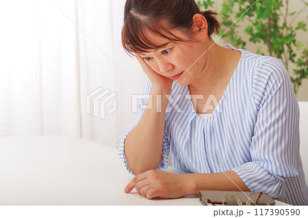 悩んでいるミドル女性のポートレート 悩んでいるミドル女性のポートレート 117390590