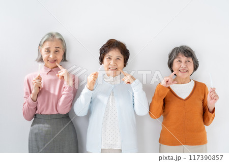 デンタルケア　歯ブラシ　シニア女性 117390857