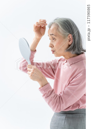 シニア女性 ヘアケア シニア女性 ヘアケア 117390865