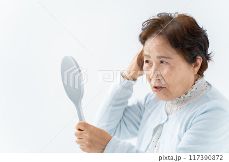 シニア女性　ヘアケア 117390872