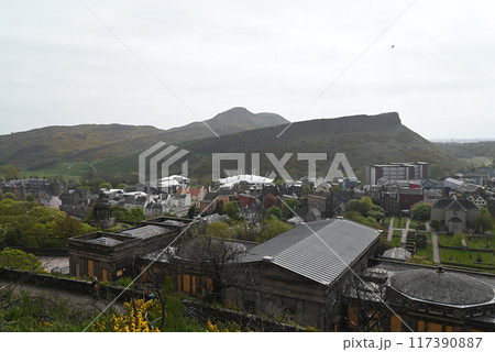 【スコットランド・エディンバラ】 カールトン・ヒルから臨むホリールード公園 【スコットランド・エディンバラ】 カールトン・ヒルから臨むホリールード公園 117390887