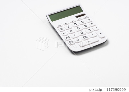 シンプルな電卓と白い背景 シンプルな電卓と白い背景 117390999