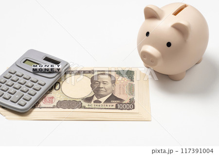 新紙幣の十万円と電卓とmoneyの文字 新紙幣の十万円と電卓とmoneyの文字 117391004
