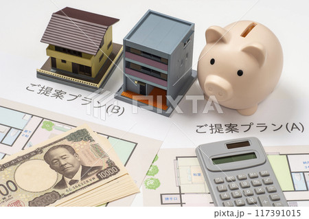 間取り図と貯金箱と電卓と新紙幣で住宅資金のイメージ 117391015