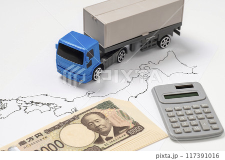 トレーラーとお金と電卓で長距離輸送の運賃 117391016