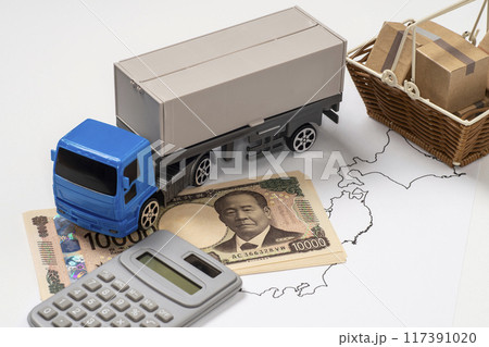 トレーラーとお金と電卓で長距離輸送の運賃のイメージ 117391020