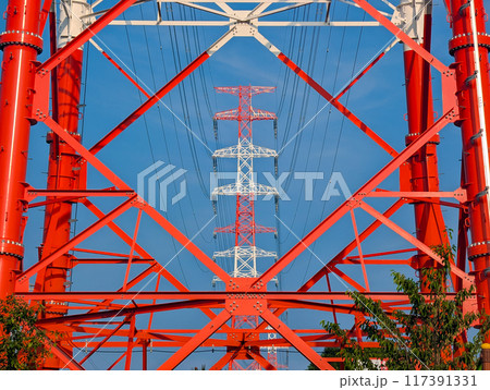 送電線の鉄塔 送電線の鉄塔 117391331