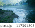 朝霧の渓流針畑川と山里 117391808