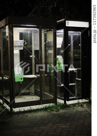 真夜中の誰もいない公衆電話ボックス 真夜中の誰もいない公衆電話ボックス 117392965