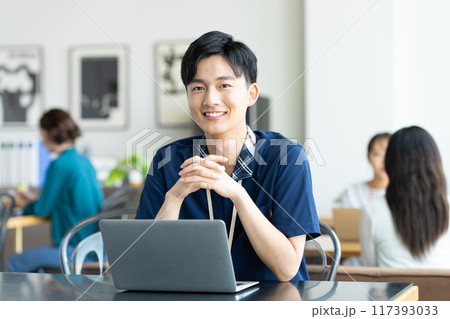 オフィスで働く若い男性 オフィスで働く若い男性 117393033