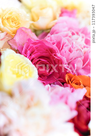 色とりどりの花を浮かべた花手水 117393047