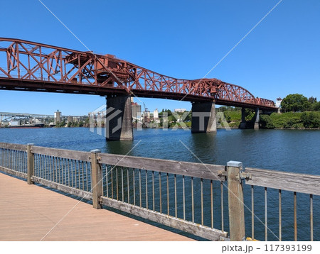 Portland, Oregon, USA - 07.10.2024: View of the Broadway Bridge across the Willamette River. Portland, Oregon, USA. Portland, Oregon, USA - 07.10.2024: View of the Broadway Bridge across the Willamette River. Portland, Oregon, USA. 117393199