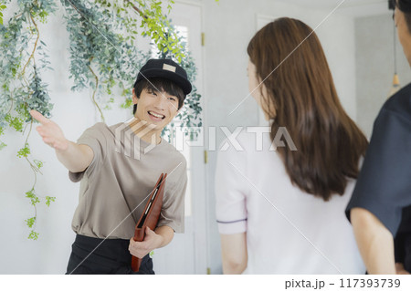 カフェの店員の若い男性 117393739