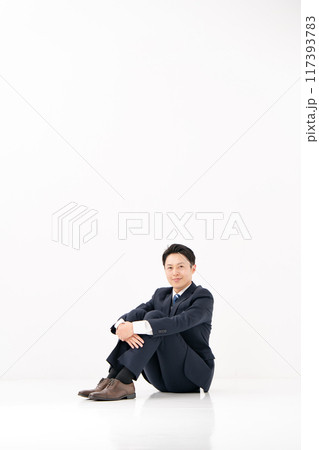 体育座りのビジネスマン　 117393783