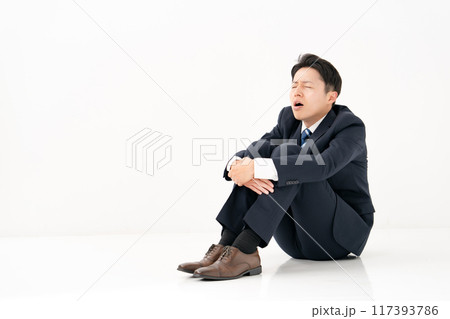 体育座りのビジネスマン 落ち込む 体育座りのビジネスマン 落ち込む 117393786