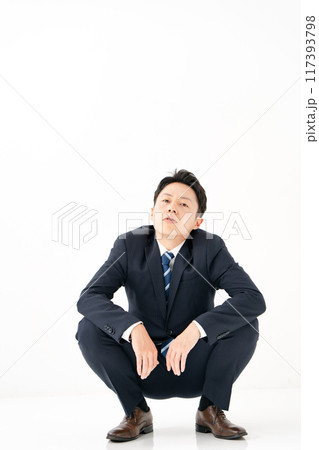 しゃがむビジネスマン 考える しゃがむビジネスマン 考える 117393798