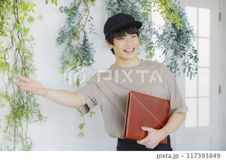 カフェの店員の若い男性 カフェの店員の若い男性 117393849