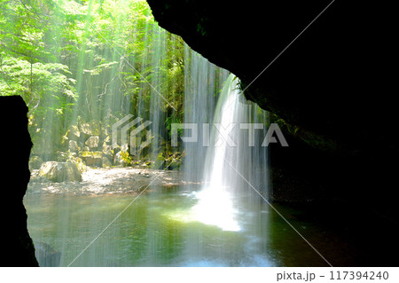 流れ落ちる水が美しい　鍋ヶ滝 117394240