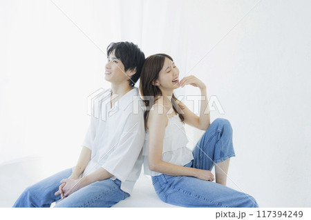 デニムのリンクコーデのカップル 117394249