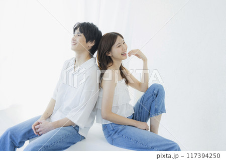 デニムのリンクコーデのカップル 117394250