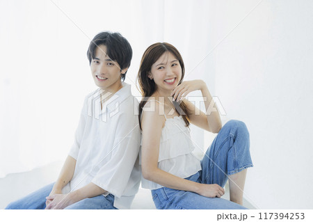 デニムのリンクコーデのカップル 117394253