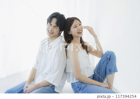 デニムのリンクコーデのカップル 117394254