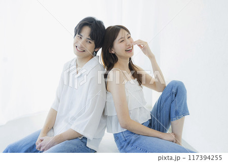 デニムのリンクコーデのカップル 117394255