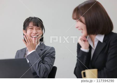 和やかに打ち合わせるビジネスウーマン2人_2 和やかに打ち合わせるビジネスウーマン2人_2 117394290