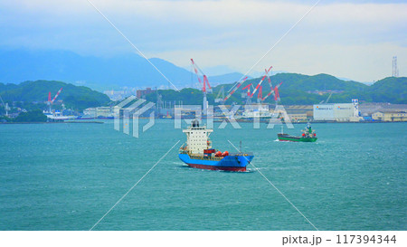 関門海峡,造船所のクレーンのある風景 117394344