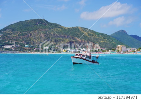 海に浮かぶジェット船 117394971