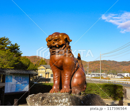 岡山県 吉備津彦神社の備前焼の狛犬 岡山県 吉備津彦神社の備前焼の狛犬 117396564