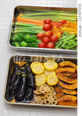 夏にぴったりの冷たい前菜。 野菜をさっと茹でたり揚げたりして、だし汁に浸したもの。 夏にぴったりの冷たい前菜。 野菜をさっと茹でたり揚げたりして、だし汁に浸したもの。 117397558